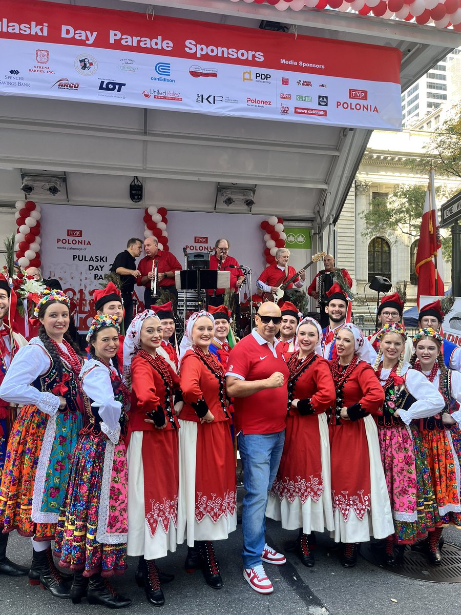 PolishCuisine's tweet photo. The 87th annual Pulaski Day Parade in NYC- what a beautiful day to remember & what a day to truly be Polish π΅π±π #ParadaPulaskiego #PulaskiDayParade #PolishParade #PolishHeritage #Manhattan #NYC #PolishAmericanHeritageMonth #NewYork #BialoCzerwoni π΅π±πΊπΈ https://t.co/XxEVygZOL1