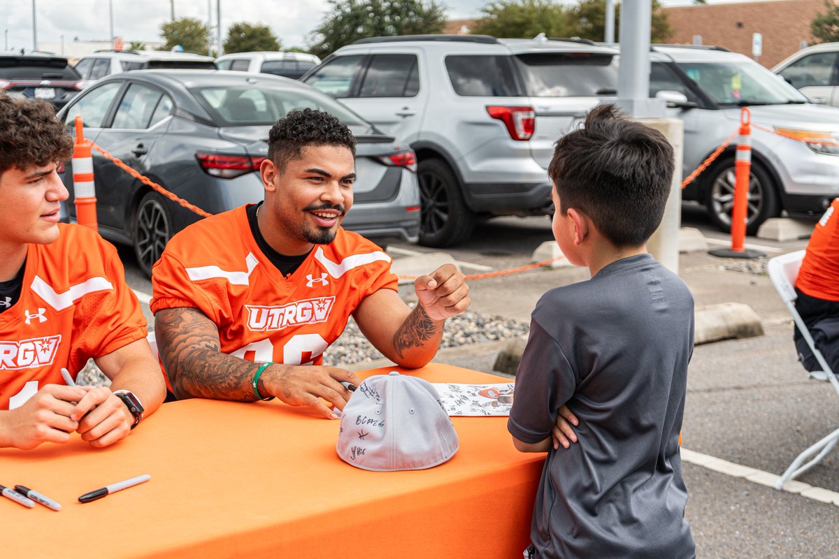 GoUTRGV's tweet photo. Football at Fútbol ✅🙌
Thank you to the RGV for showing out!
#UTRGV #RallyTheValley https://t.co/gXwctqEdpQ