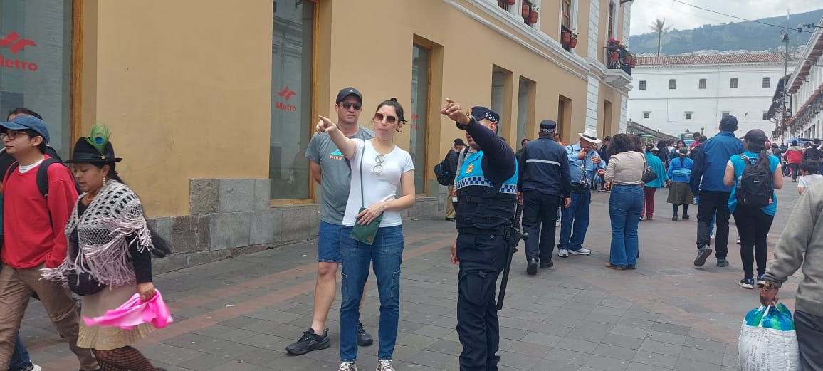 agentesdequito's tweet photo. 👮🏻‍♀️🚓👮🏻 #ComprometidosConLaSeguridad l Brindamos información y apoyamos a la seguridad de los usuarios del Metro de Quito, en varias paradas y estaciones. 🤝 

#SomosAgentesDeQuito 💙 #QuitoRenace 🍃 https://t.co/O2WFq1LYEI