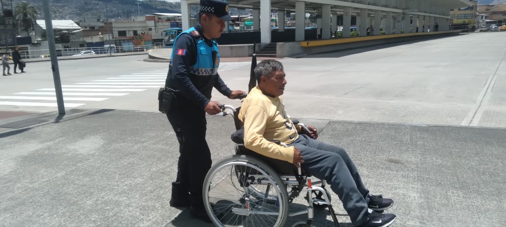 agentesdequito's tweet photo. 👮🏻‍♀️🚓👮🏻 #ComprometidosConLaSeguridad l Brindamos información y apoyamos a la seguridad de los usuarios del Metro de Quito, en varias paradas y estaciones. 🤝 

#SomosAgentesDeQuito 💙 #QuitoRenace 🍃 https://t.co/O2WFq1LYEI
