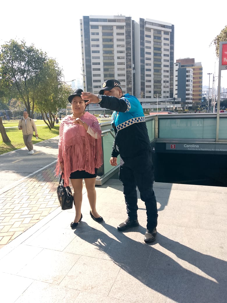 agentesdequito's tweet photo. 👮🏻‍♀️🚓👮🏻 #ComprometidosConLaSeguridad l Brindamos información y apoyamos a la seguridad de los usuarios del Metro de Quito, en varias paradas y estaciones. 🤝 

#SomosAgentesDeQuito 💙 #QuitoRenace 🍃 https://t.co/O2WFq1LYEI