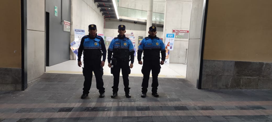 agentesdequito's tweet photo. 👮🏻‍♀️🚓👮🏻 #ComprometidosConLaSeguridad l Brindamos información y apoyamos a la seguridad de los usuarios del Metro de Quito, en varias paradas y estaciones. 🤝 

#SomosAgentesDeQuito 💙 #QuitoRenace 🍃 https://t.co/O2WFq1LYEI
