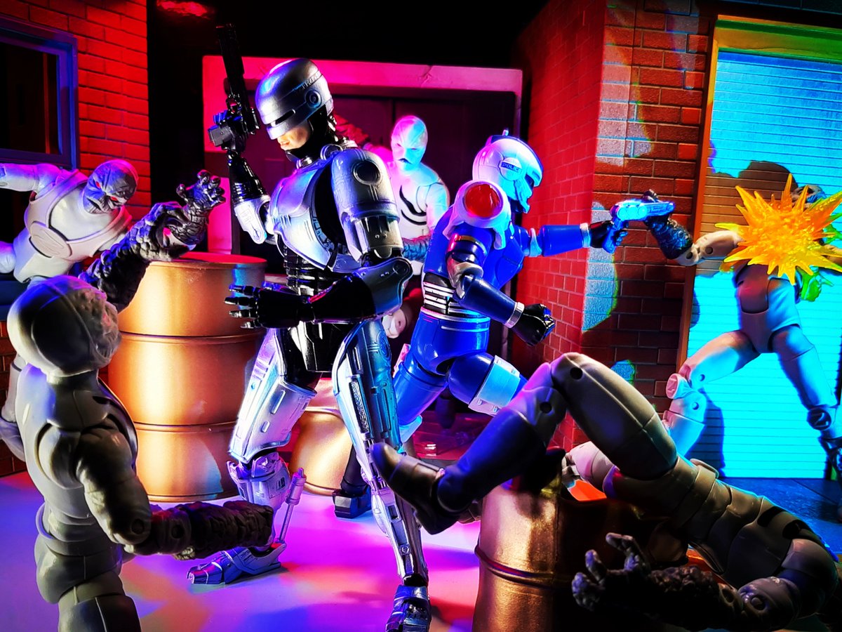 virtualdave26's tweet photo. #octoyber Day 6: Watch Your Six
#octoyber_acba #articulatedcomicbookart #acba #watchyoursix #robocop #mafex
#mafexrobocop #bluesenturion #powerrangersturbo #puttypatrol #powerrangerslightningcollection https://t.co/xVd7ryOSha