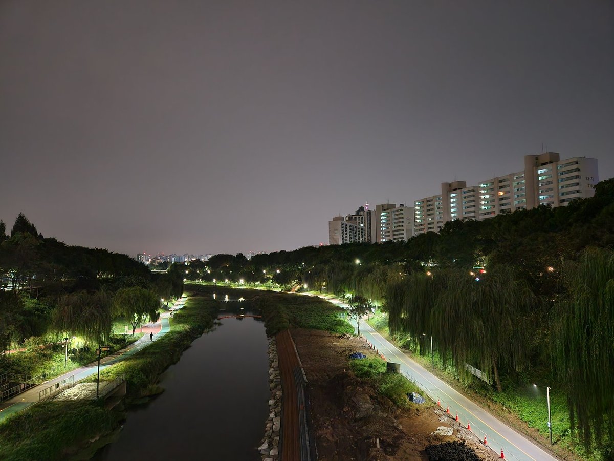 굿모닝 날씨가 많이 쌀쌀해졌네요..
오늘 내일만 일하면 또 모레는 쉬니깐
좋네요 오늘 월요일이라 힘들 수 있지만
 그래도 화이팅 하시져
