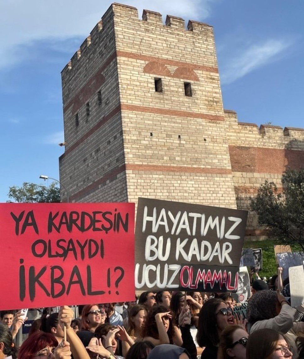 yusuflrn's tweet photo. ÜLKEMDEN UTANIYORUM. #TurkishWomenNeedHelp https://t.co/lbKI5Fjy5A