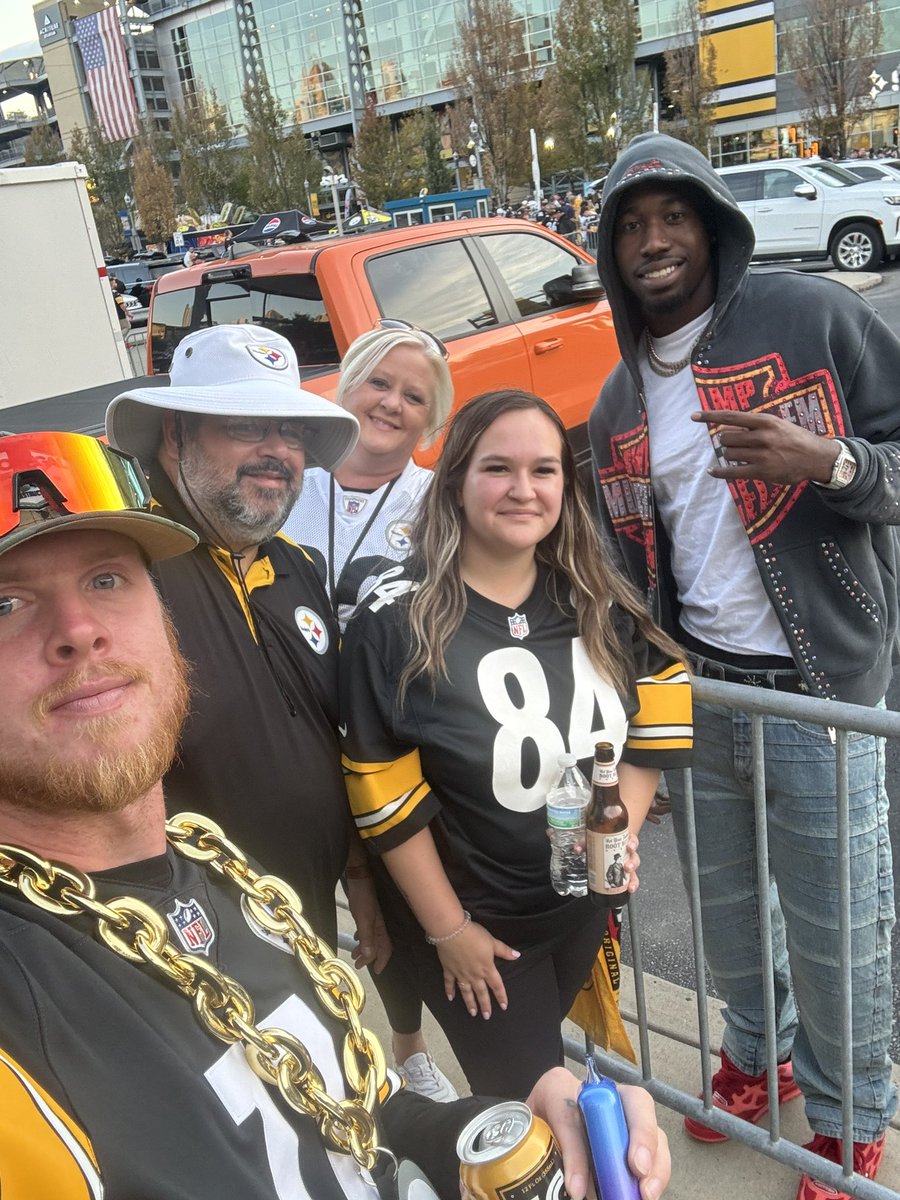 Great seats! Thank you <a href="/jharrison9292/">James Harrison</a> <a href="/DeeboGear/">DeeboGear</a> perfect way to end the weekend! #Letsgosteelers #HereWeGo  <a href="/JoeyPorterJr/">Joey Porter Jr.</a>