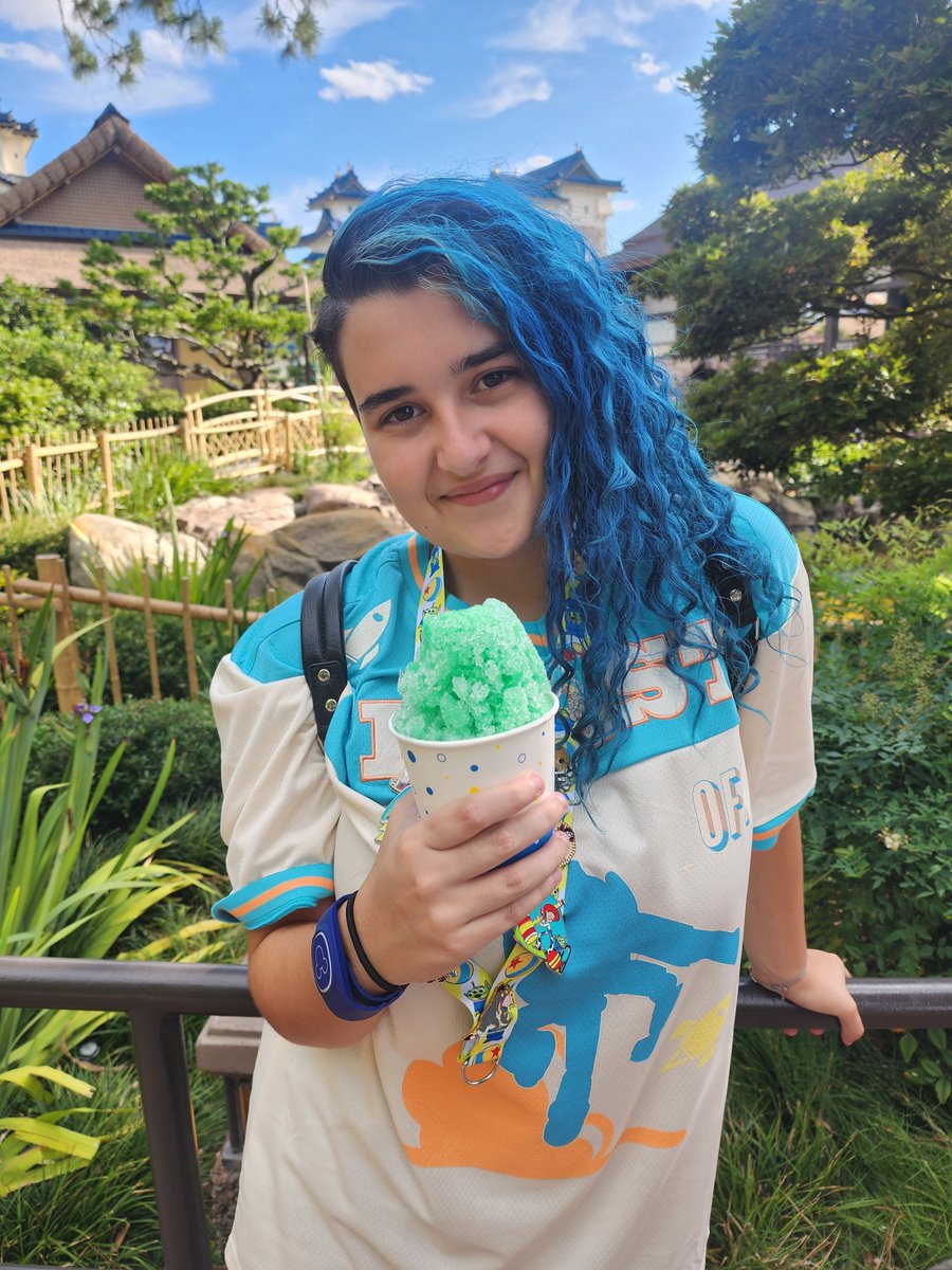 If you're a true Disney fan. What flavor is the shaved ice? And what park am I In?? #disney