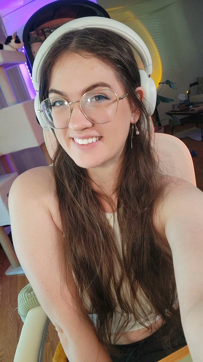 lapislindsuli's tweet photo. 🔴#LIVENOW 
Does the start of spooky season mean the end of my #3HeartChallenge in #BreathOfTheWild?? Lets find out! 🧡🖤🧡
https://t.co/LwggWBCrIw 

#loz #legendofzelda #gamer #gamergirl #twitch #twitchstreamer #twitchaffiliate #womeningaming #cats #catsonstream #3heartrun https://t.co/mAdd4gLBlb