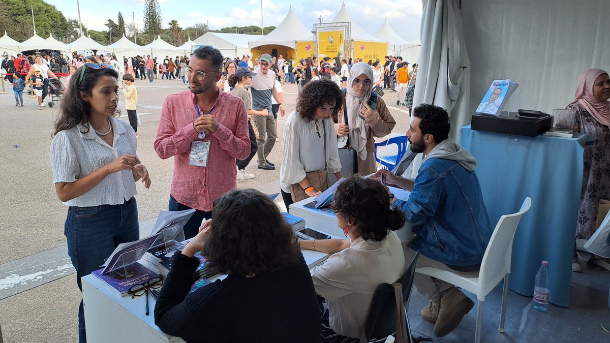 Ambassade_CZ_DZ's tweet photo. J'ai été très heureux d'accepter une invitation au 16e édition du Festival international de la bande dessinée d'#Alger (#FIBDA). J'ai pu constater l'enthousiasme des jeunes visiteurs en particulier, mais il est vrai que l'achat de bandes dessinées n'est pas une affaire bon marché, même dans mon pays.
Ce type de publication, qui associe le texte et l'image, pourrait peut-être favoriser aussi l'ouverture des lecteurs vers le monde de la littérature traditionnelle?
J'espère que l'année prochaine nous participerons à ce festival d'une manière ou d'une autre !