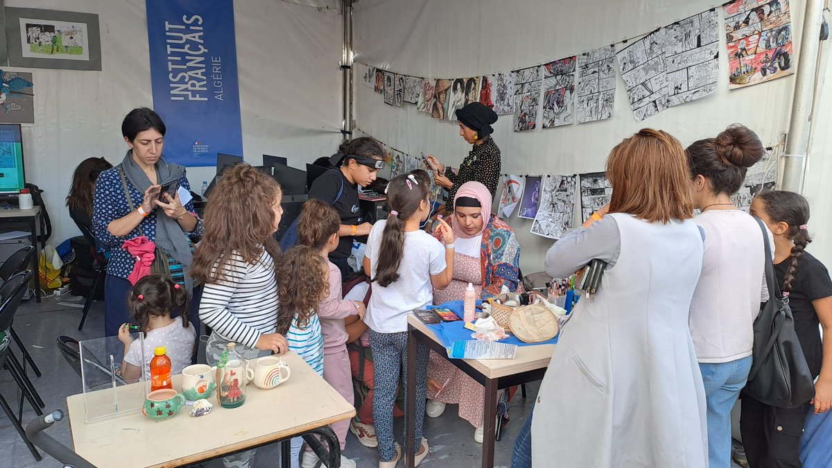 Ambassade_CZ_DZ's tweet photo. J'ai été très heureux d'accepter une invitation au 16e édition du Festival international de la bande dessinée d'#Alger (#FIBDA). J'ai pu constater l'enthousiasme des jeunes visiteurs en particulier, mais il est vrai que l'achat de bandes dessinées n'est pas une affaire bon marché, même dans mon pays.
Ce type de publication, qui associe le texte et l'image, pourrait peut-être favoriser aussi l'ouverture des lecteurs vers le monde de la littérature traditionnelle?
J'espère que l'année prochaine nous participerons à ce festival d'une manière ou d'une autre !