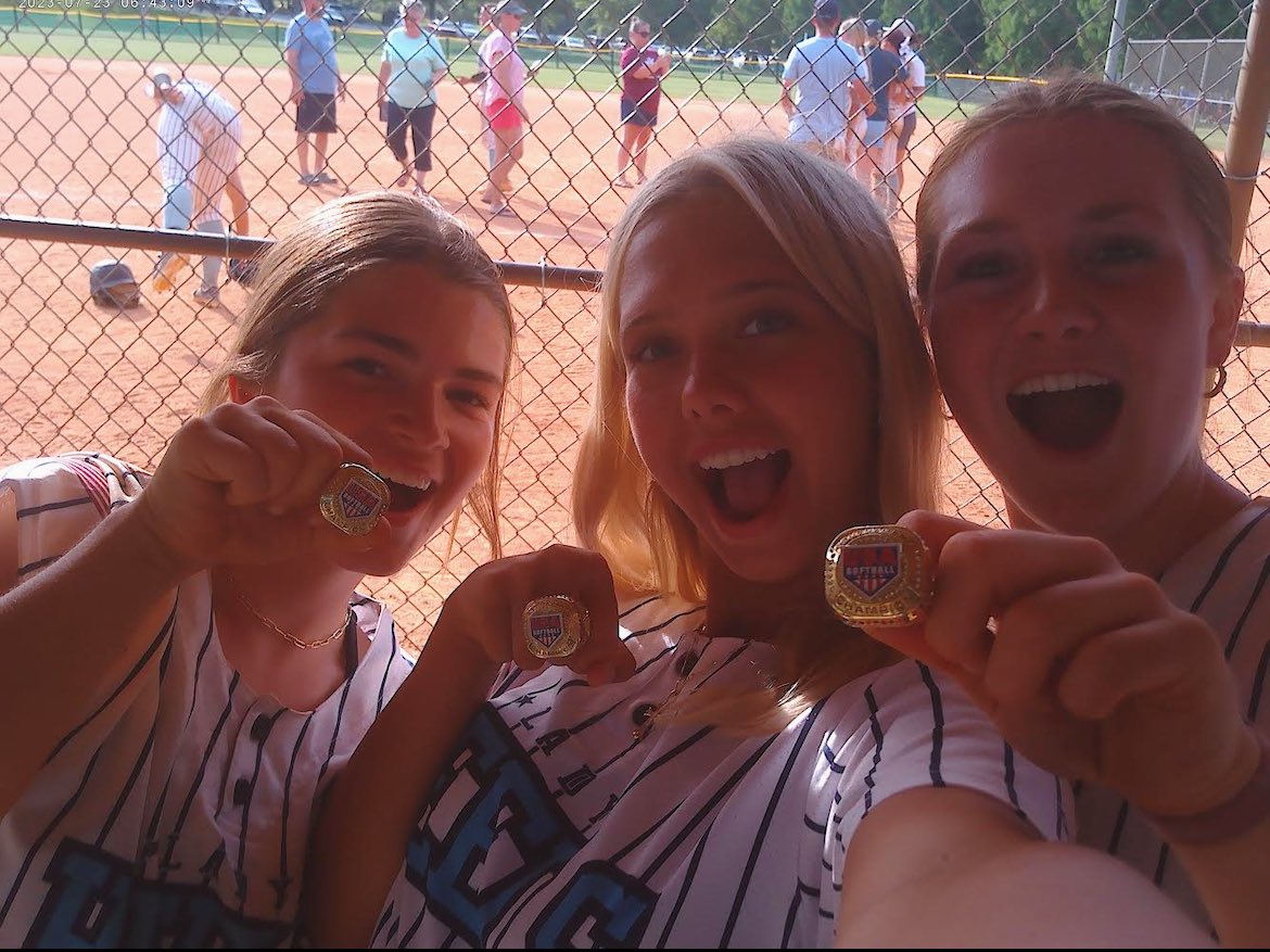 lesley_haislip's tweet image. Traded the cleats for heels, love these girls!! @sambraddy18 @ellakate2027 @jerseypauley @HeelsPremier