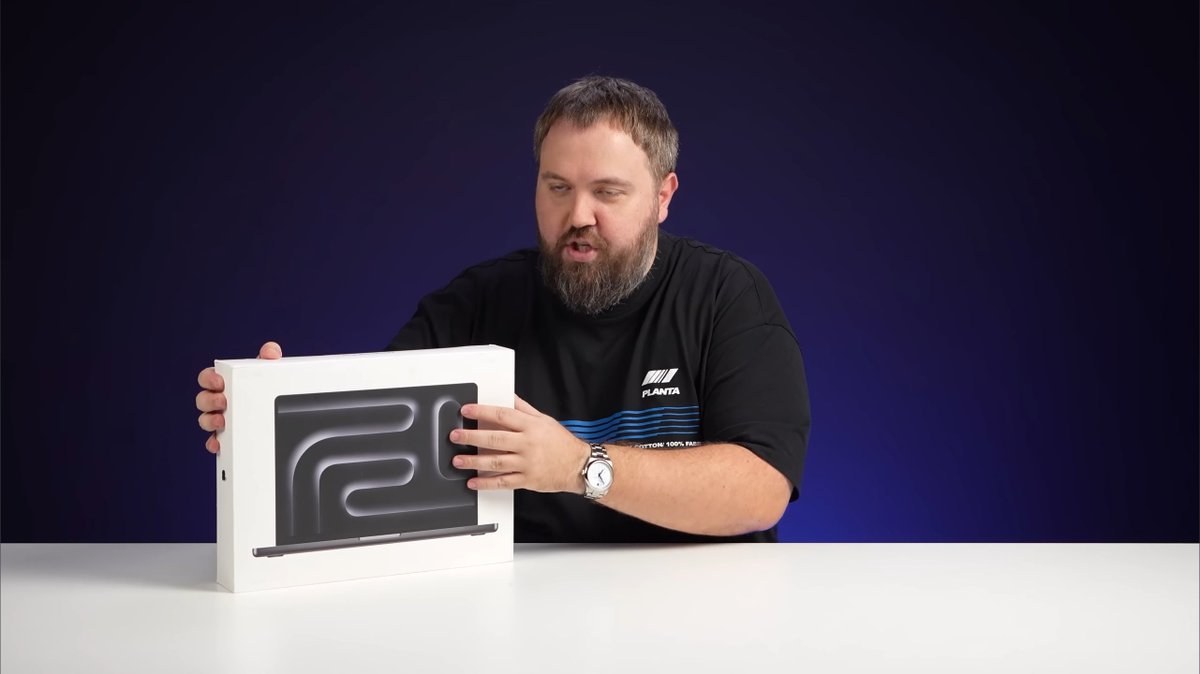 smartechdaily's tweet photo. يزعم مقطع فيديو فتح صندوق جديد على YouTube أنه يُظهر MacBookPro مقاس 14 بوصة مدعومًا بشريحة M4.
يحتوي MacBook Pro M4 في الفيديو على سعة تخزين 512Gb وذاكرة وصول عشوائي 16Gb وثلاثة منافذ Thunderbolt 4 ومنفذ HDMI وفتحة بطاقة SD وMagSafe.
تُظهر نتائج اختبار Geekbench أن شريحة M4 تتفوق على شريحة M3، بنتيجة أحادية النواة 3864 ونتيجة متعددة النواة 15288.
🔗 رابط المقطع:
https://t.co/AZuiQ6CUhC