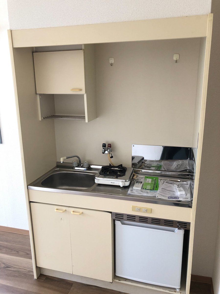 restart_1002's tweet photo. 住むお部屋が無い、社員寮を出なければいけない、お部屋を借りる際の初期費用が準備出来ない、生活保護を受給している。
様々な理由で住む場所が無い方がたくさんおられるます。
まずはご相談ください！
#居住支援
#ホームレス
#家電付き
#食料支援
#保証人不要　
#生活保護サポート
#ご相談受付中 https://t.co/MFEUkEcffs
