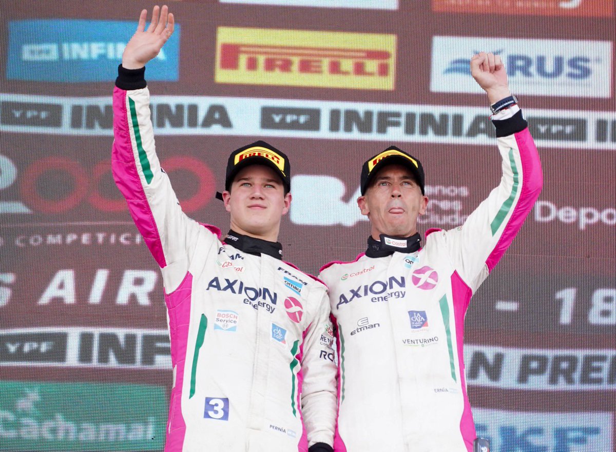 ¡Un verdadero lujo! 🏁🇦🇷

🥇 <a href="/dfineschi/">Damian Fineschi</a> - @agustincanapino 
🥈 <a href="/rossimatias/">Matias Rossi</a> - <a href="/pechito37/">Jose Maria Lopez</a> 
🥉 <a href="/leonelpernia/">Leonel Pernia</a> - <a href="/NicoMoscardini/">Nicolás Moscardini</a> 

@supertc2000 @ypfoficial #InfiniaAndaMejor 

📸 <a href="/BraiAlarcon/">Braian Leonel Alarcón⭐⭐⭐</a>