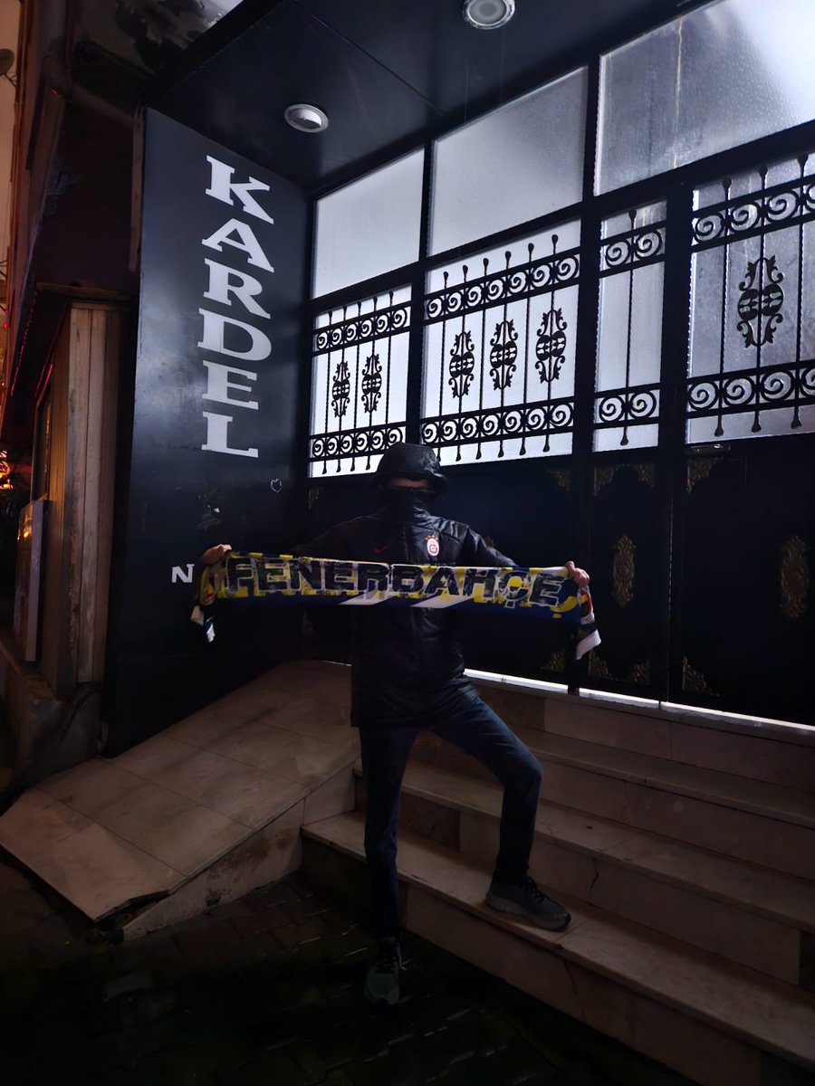 Şu hesaptan şöyle bir fotoğraf paylaştırttınız ya bana ne diyeyim size.. 

Neyse görmezden geleceğim :)

Maalesef ki yavaş yavaş bizimde devletimizinde istemediği kıvama geliyoruz.

Adaleti biz sağlamak zorunda kalmayalım..

Fotodaki Fenerbahçeli kardeşime teşekkür ederim.