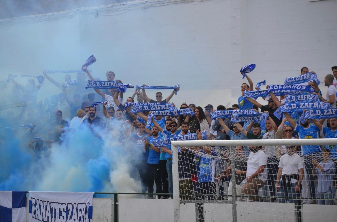ElRinconModesto's tweet photo. 🏆 PRIMERA DIVISIÓN EXTREMEÑA 

📸 IMÁGENES DE LA JORNADA 

⚽ Espectacular imágenes de la afición del @CDZafra, desplazada en la mañana de hoy a Los Santos de Maimona, para el derbi ante la @UCLaEstrella https://t.co/Zr0qC9mj5y