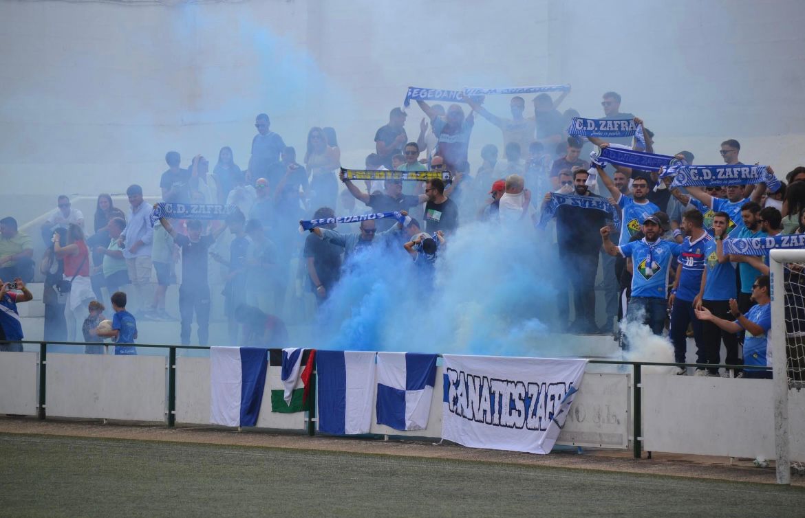 ElRinconModesto's tweet photo. 🏆 PRIMERA DIVISIÓN EXTREMEÑA 

📸 IMÁGENES DE LA JORNADA 

⚽ Espectacular imágenes de la afición del @CDZafra, desplazada en la mañana de hoy a Los Santos de Maimona, para el derbi ante la @UCLaEstrella https://t.co/Zr0qC9mj5y