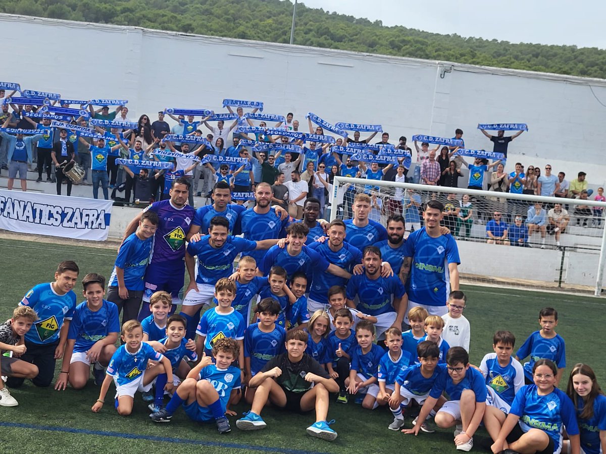 ElRinconModesto's tweet photo. 🏆 PRIMERA DIVISIÓN EXTREMEÑA 

📸 IMÁGENES DE LA JORNADA 

⚽ Espectacular imágenes de la afición del @CDZafra, desplazada en la mañana de hoy a Los Santos de Maimona, para el derbi ante la @UCLaEstrella https://t.co/Zr0qC9mj5y