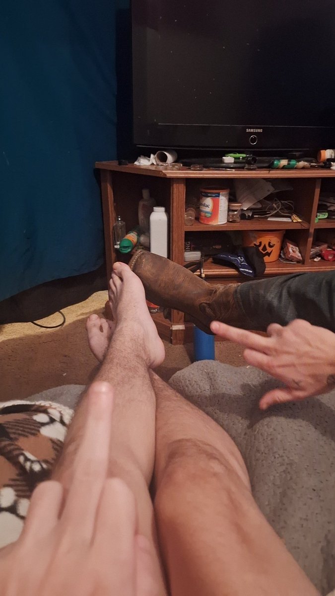 Alpharek8890's tweet photo. I know you piggys want to clean our boots dm for content #findom #cashmaster #rt #alphafeet https://t.co/pApkwyABh9