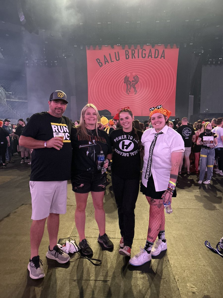holding0nt0you's tweet image. been a fan of twenty one pilots since 2014 and I FINALLY got my whole family to a show :’) &amp;lt;3 

#clancycbus #clancycolumbus