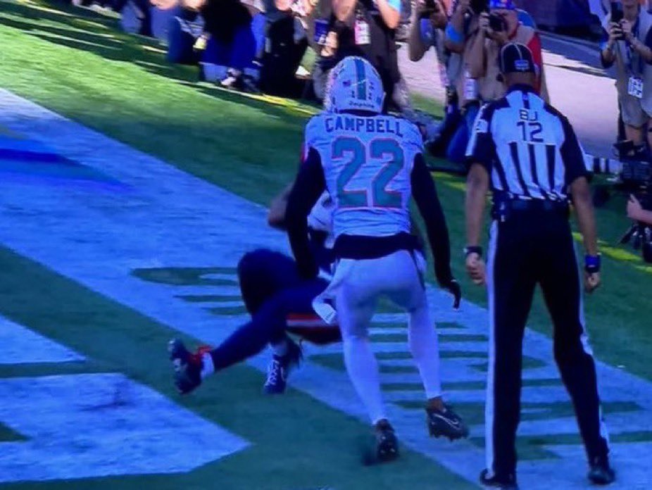 MLFootball's tweet photo. TRENDING: New England #Patriots fans are angry with #NFL refs for calling this touchdown out of bounds today, but in the 2017 Super Bowl vs. the #Eagles, the refs called this a touchdown for Philly.

👀🧐

(via @SavageSports_) https://t.co/ZddnHU12mM
