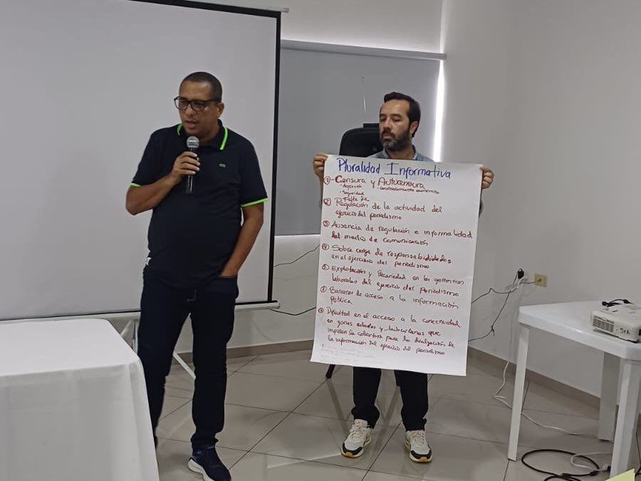 CPCMonteria's tweet photo. ¡Participamos en la construcción de la Política Pública de Garantías a la Labor Periodística en Colombia!

Atendiendo la invitación de la Dirección de DDHH del @MinInterior, aportamos iniciativas para mejorar las condiciones de los medios  y de los periodistas en Córdoba y Sucre. https://t.co/tEr0pN8mmv