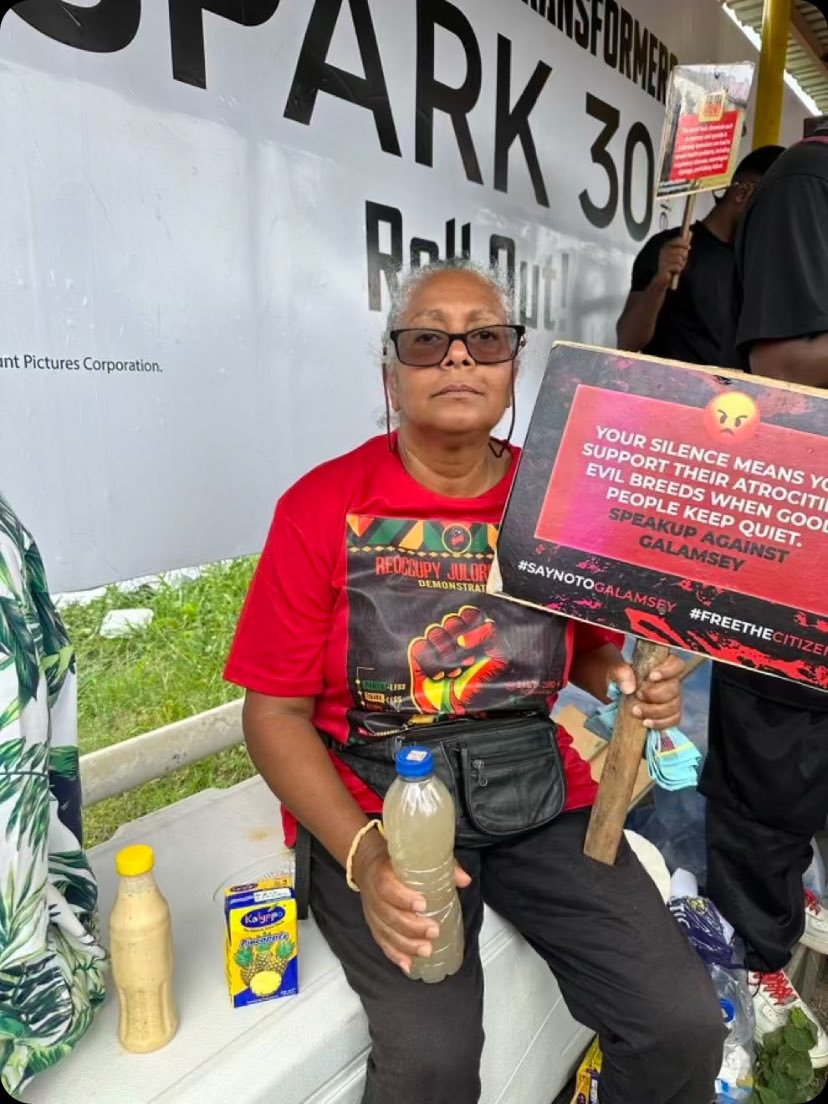thesilentmuse's tweet photo. This woman just makes me smile fr. She’s within her 50s or early 60s if I’m not wrong, yet, still concerned. How much more a twenty something year old acting unperturbed…sigh 
#StopGalamseyNow #FreeTheCitizensNow https://t.co/i3spt88bQh