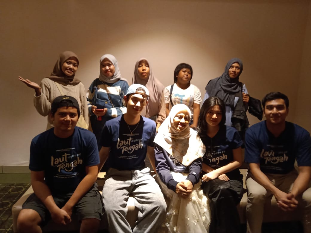 Azzafaila's tweet photo. Akhirnya bisa foto walupun blur gapapa lah 

#lauttengah #filmlauttengah https://t.co/5ZTluuN3Bp