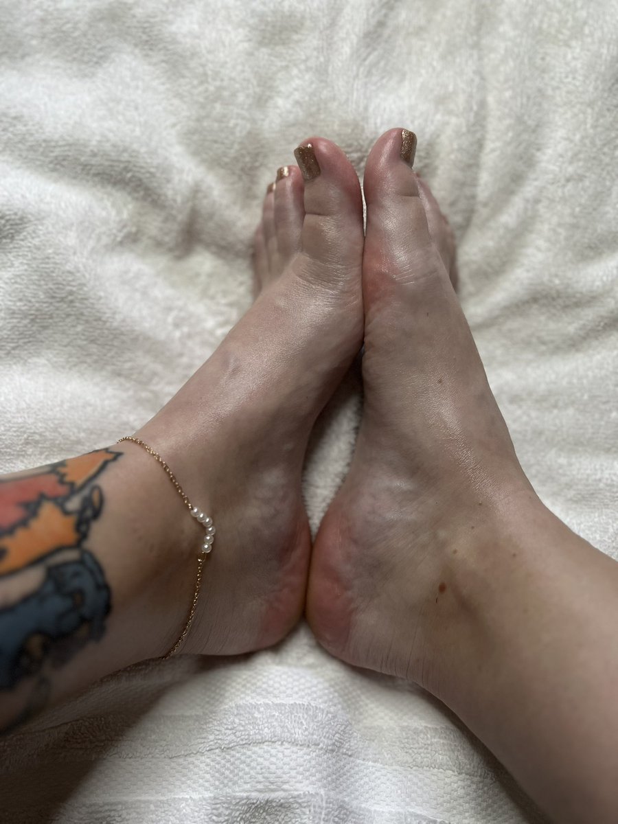Bluemouthbabee's tweet photo. New Video dropping tonight on my FF account. Piling up my feet really good. Close ups on soles and fingers intertwining with toes. 
#feet #foot #footfetısh #FOOTFETİSH #feetfinder #ff #oiledfeet #footplay #footmassage #pedicure #manicure #oilrubbing #rubbingoil #higharch https://t.co/xu5snpRXFh