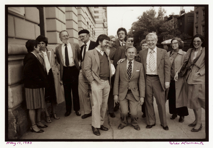 stefanociavatta's tweet photo. è morto lo scrittore americano #RobertCoover lanciato in Italia da Guanda 1982 poi Feltrinelli, riproposto da @nneditore con "La babysitter e altre storie”. L'ultimo dei postmoderni in vita, quelli nella foto 1983: Barthelme, Barth, Coover, Hawkes, Vonnegut, Abish, Gaddis, Gass https://t.co/vqhwMI7l8l