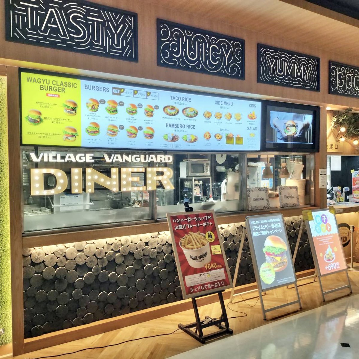 vvd_official_'s tweet photo. 閉店のお知らせ
 
誠に勝手ながら、ヴィレッジヴァンガードダイナープライムツリー赤池店は10月6日をもちまして閉店いたしました。
長らくご愛顧いただき誠にありがとうございました。

その他の店舗に関しましては今まで通りの心を込めた営業をしてまいりますので、併せてよろしくお願いいたします。 https://t.co/odyjSVLgFU