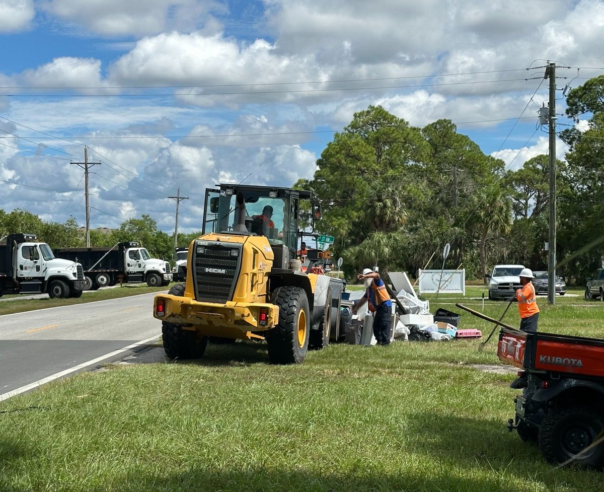 HillsboroughFL's tweet photo. #HurricaneMilton STORM DEBRIS UPDATE 🗑️

All available resources are assisting with storm debris removal in the County and we have launched a 24-hr debris drop-off site at our Resource Recovery Facility.

🔗 Learn about what you can do with your debris: https://t.co/OYTL5rJTtX https://t.co/G6D6wchOw0