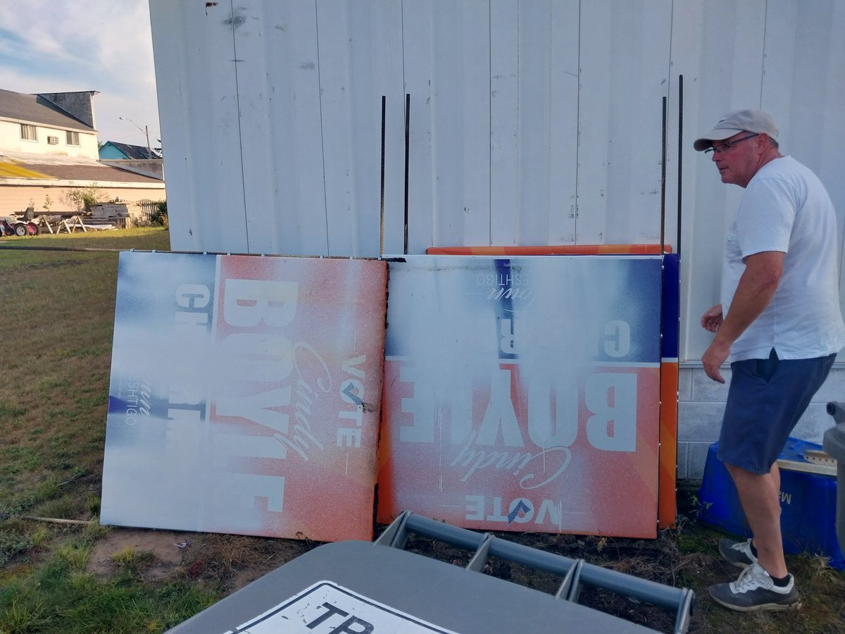 AndiRichWI's tweet photo. Our volunteers rock! Check out these handmade 4x4 #AndiForWI signs going up across the district. I'm so grateful for everyone's hard work and creativity.
Need a sign for a good rural location? Let us know - we have a few left & more on the way! #Gratitude #PeopleOverPolitics https://t.co/oASI6KSlWs