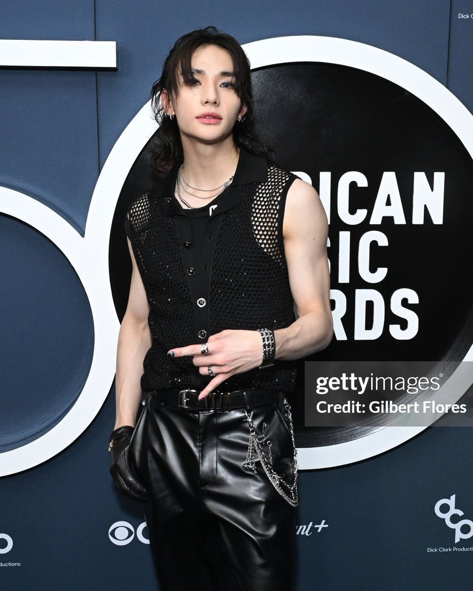 hyunjinpost's tweet photo. hyunjin for #AMAS https://t.co/FcqaxGZzo2