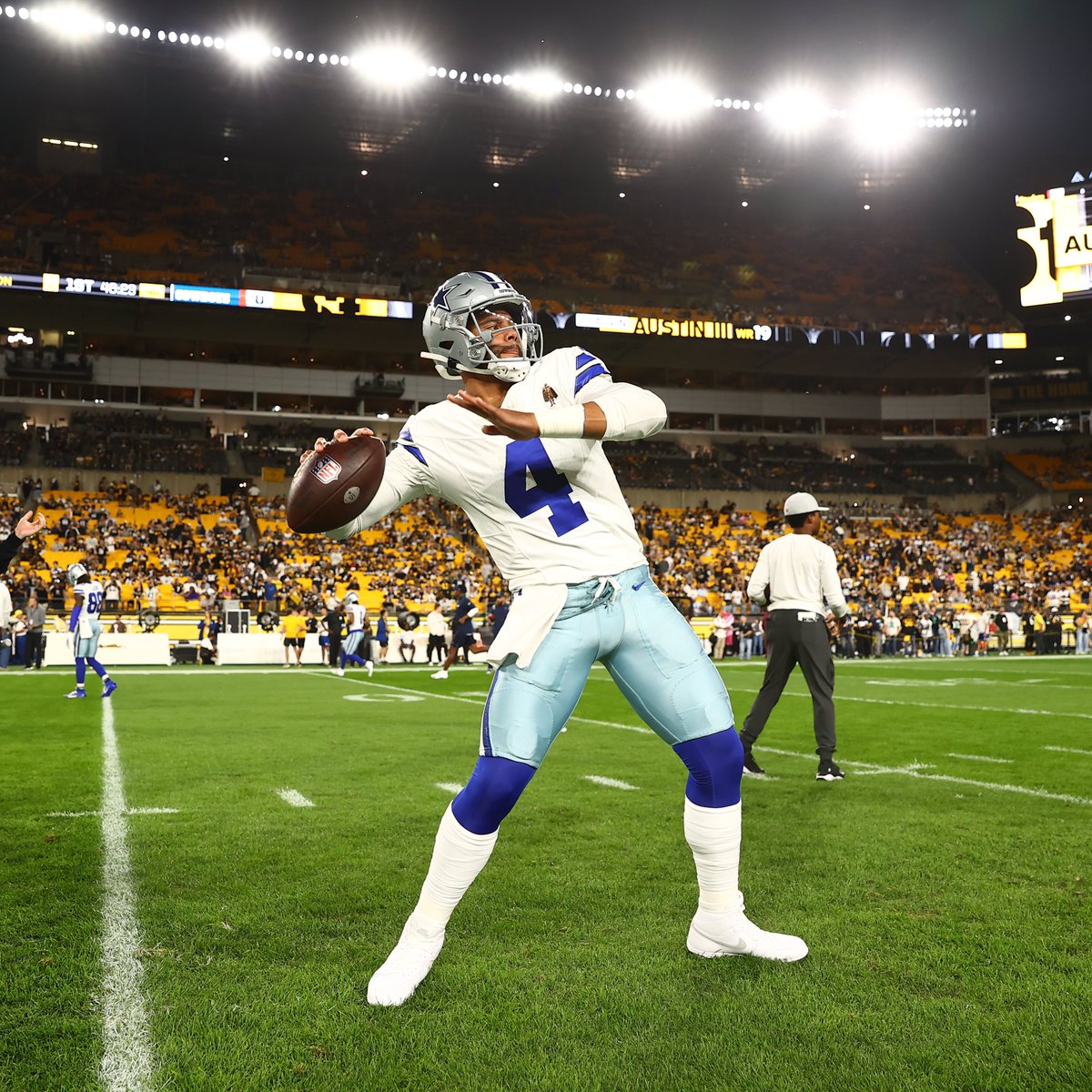 dallascowboys's tweet photo. light work 🔦💼

 #DALvsPIT | @bswhealth https://t.co/raiDkcd0rR