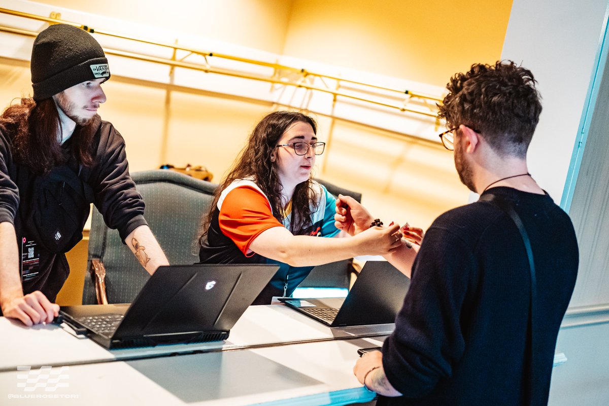 WavelengthSSB's tweet image. Interested in getting a free #Wavelength2024 T-Shirt?
We will need some help with tonight's teardown after #SSBU and if this something that interests you, please head over to the TO Desk and let us know!
📸 @bluerosetori @EllieJellieeee