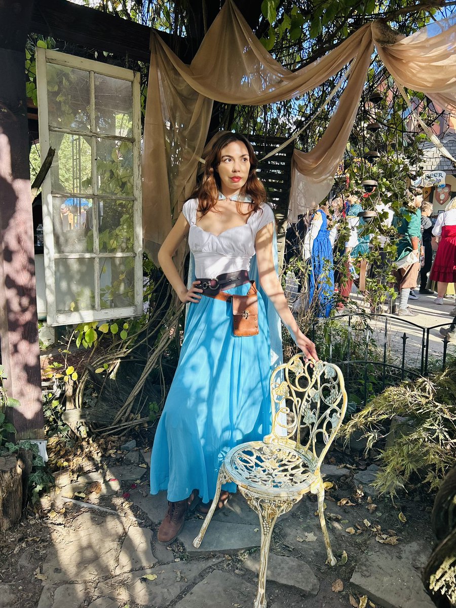 hails1997's tweet photo. fine! i’ll cosplay an anne hathaway character from the hit 2004 movie ella enchanted!! https://t.co/9P8Pn6Ocsr