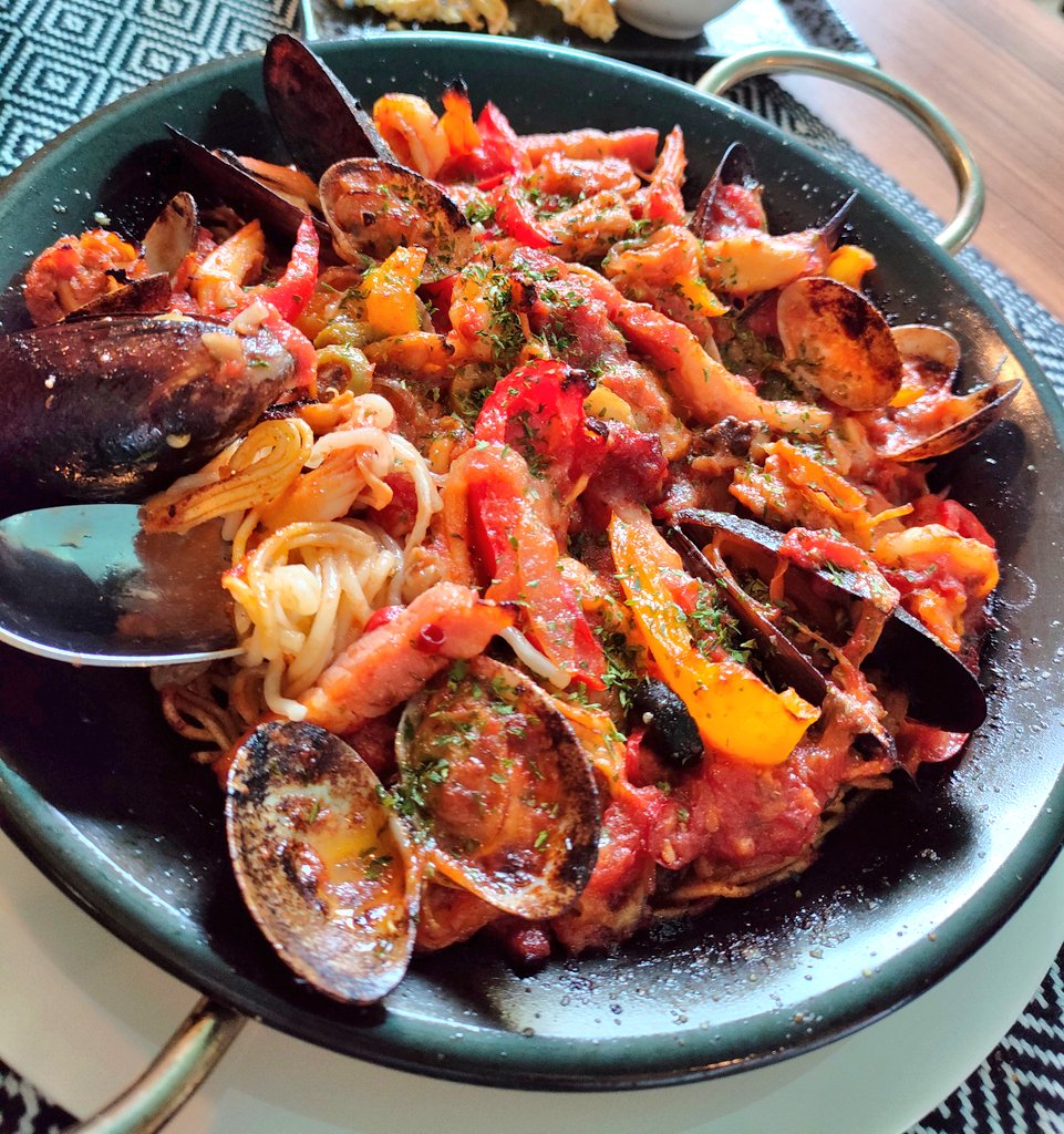 e_torattoria's tweet photo. elmoの旗増えてます。
旗に書いてあるようなうーめんはでません。

「 #うーめんパエリア 🥘」がでてきます。パリ、カリ、もちっと美味しいです。新食感の #うーめん をどうぞ https://t.co/So2IJakPQ1