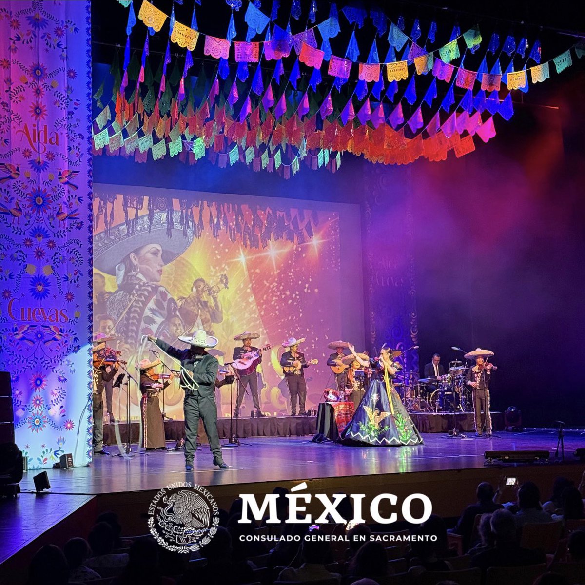 consulmexsac's tweet photo. En el Mes de la Herencia Hispana 🇺🇸, @AidaCuevas hizo vibrar el #MondaviCenter con su gira #AmaryCantar 🎶. El Cónsul @Tonatiuh_  🇲🇽le entregó un reconocimiento por sus 50 años de trayectoria y su labor como embajadora de la cultura mexicana en el 🌍. ¡Orgullo y raíces! 🎤❤️‍🔥 https://t.co/ork37gnyuL