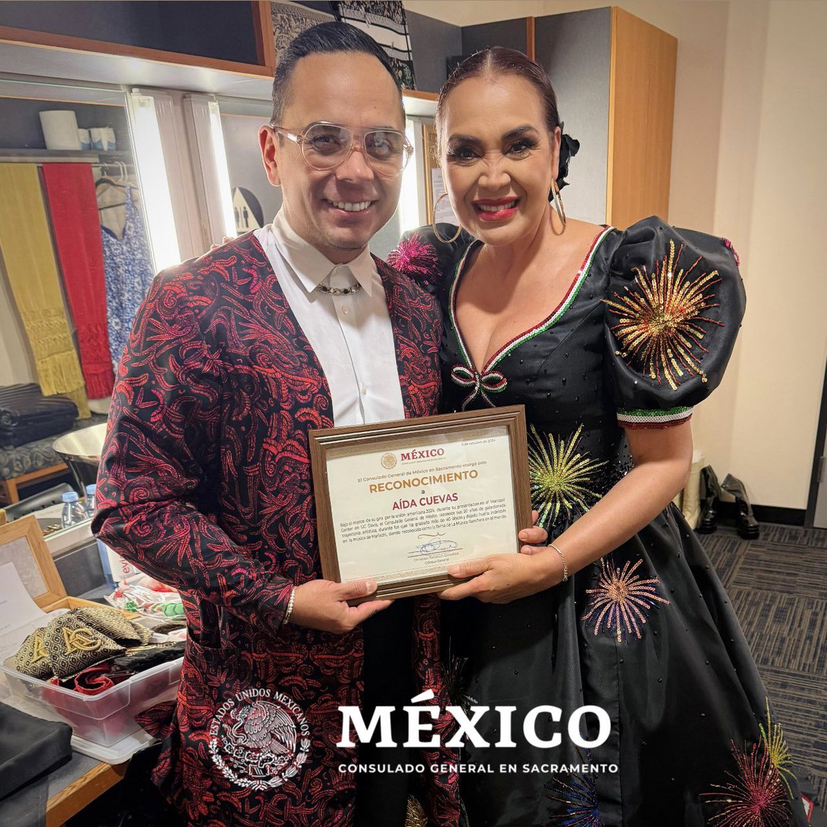 consulmexsac's tweet photo. En el Mes de la Herencia Hispana 🇺🇸, @AidaCuevas hizo vibrar el #MondaviCenter con su gira #AmaryCantar 🎶. El Cónsul @Tonatiuh_  🇲🇽le entregó un reconocimiento por sus 50 años de trayectoria y su labor como embajadora de la cultura mexicana en el 🌍. ¡Orgullo y raíces! 🎤❤️‍🔥 https://t.co/ork37gnyuL