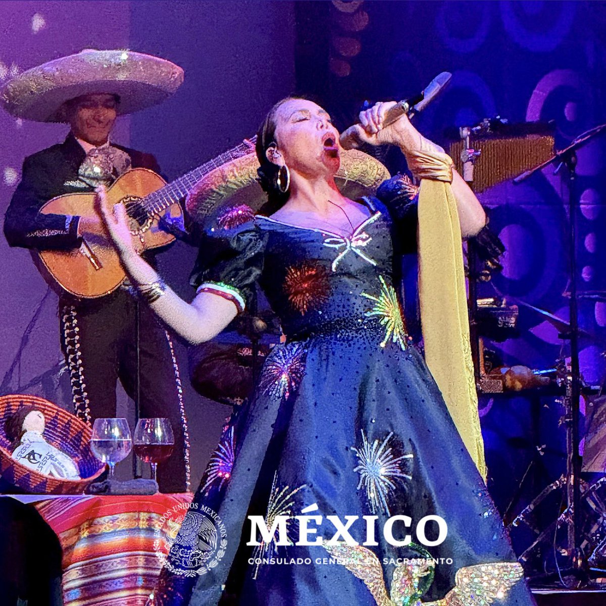 consulmexsac's tweet photo. En el Mes de la Herencia Hispana 🇺🇸, @AidaCuevas hizo vibrar el #MondaviCenter con su gira #AmaryCantar 🎶. El Cónsul @Tonatiuh_  🇲🇽le entregó un reconocimiento por sus 50 años de trayectoria y su labor como embajadora de la cultura mexicana en el 🌍. ¡Orgullo y raíces! 🎤❤️‍🔥 https://t.co/ork37gnyuL