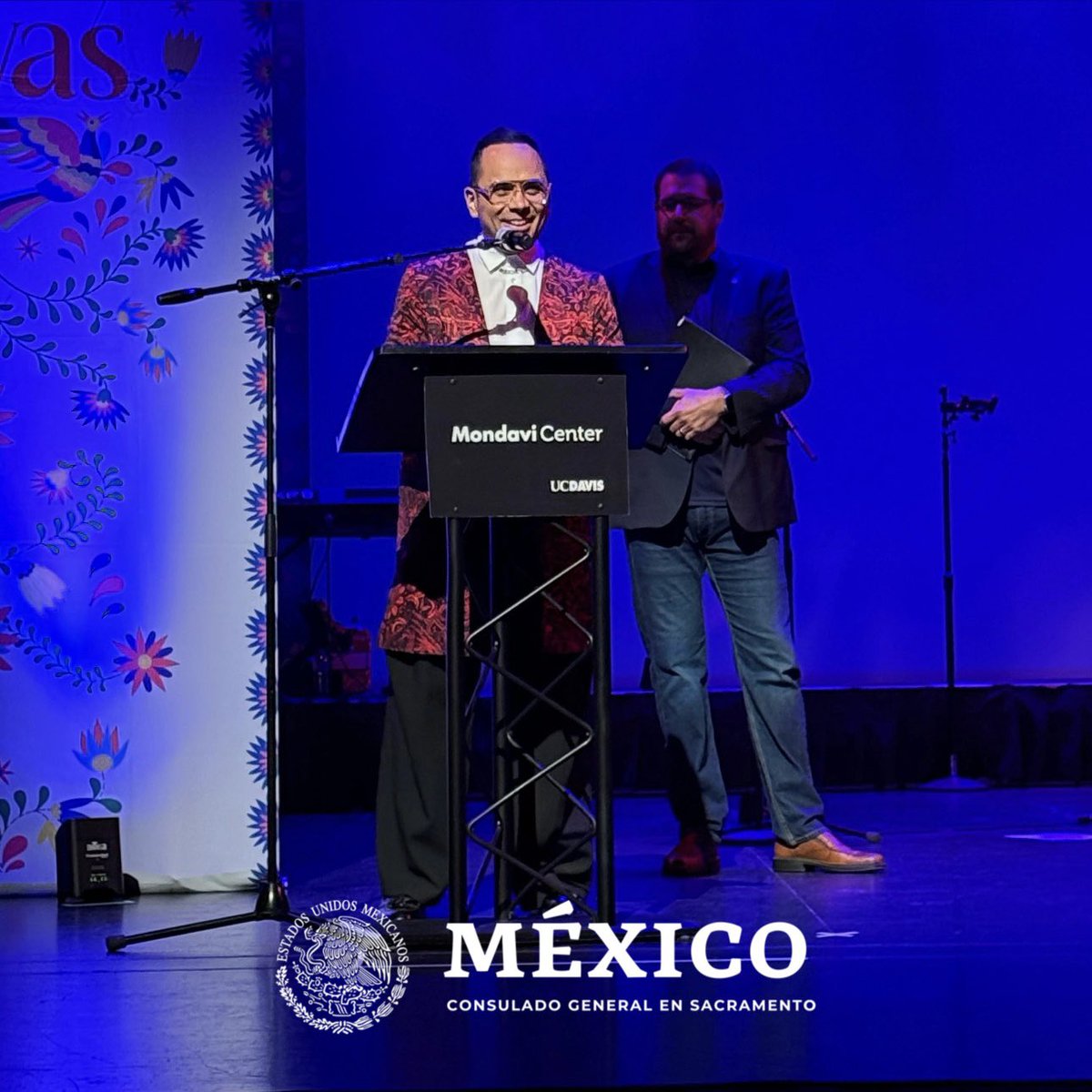 consulmexsac's tweet photo. En el Mes de la Herencia Hispana 🇺🇸, @AidaCuevas hizo vibrar el #MondaviCenter con su gira #AmaryCantar 🎶. El Cónsul @Tonatiuh_  🇲🇽le entregó un reconocimiento por sus 50 años de trayectoria y su labor como embajadora de la cultura mexicana en el 🌍. ¡Orgullo y raíces! 🎤❤️‍🔥 https://t.co/ork37gnyuL