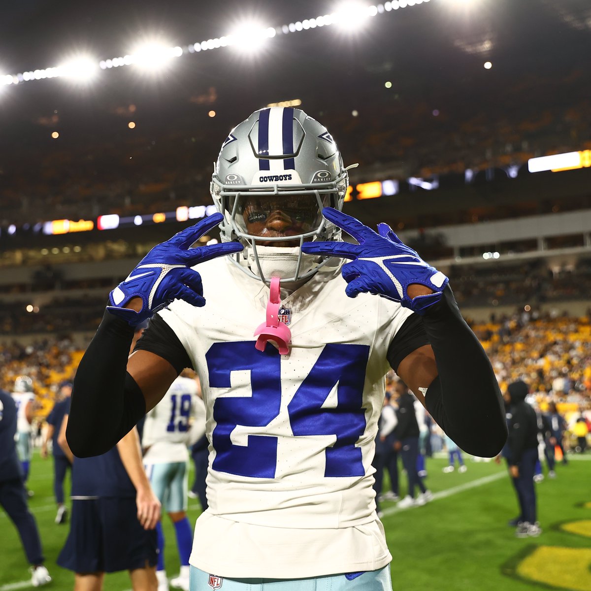 dallascowboys's tweet photo. light work 🔦💼

 #DALvsPIT | @bswhealth https://t.co/raiDkcd0rR