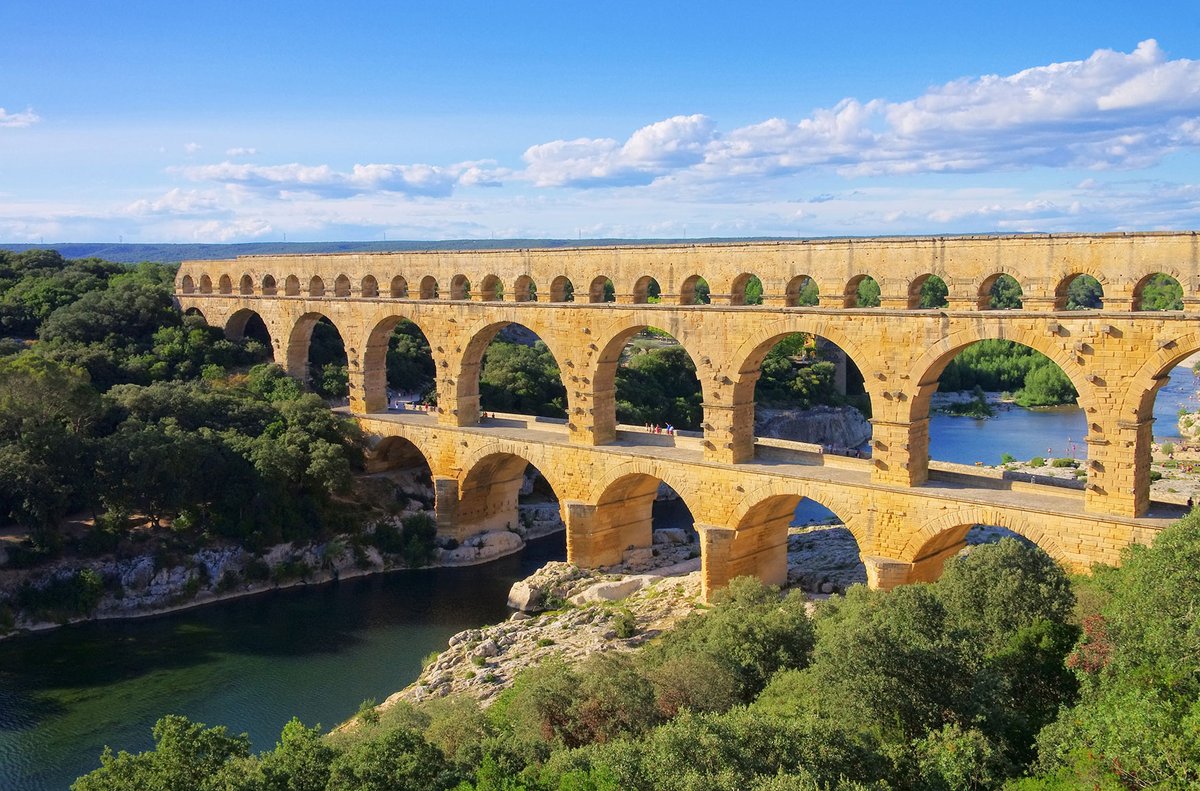 MatiasSchrank's tweet photo. A veces, esto significaba construir a 160 pies de altura. De un extremo al otro del Pont du Gard (900 pies), el nivel desciende menos de 1 pulgada.

El Imperio Romano se construyó sobre una precisión impecable. https://t.co/urtO1n4VOO
