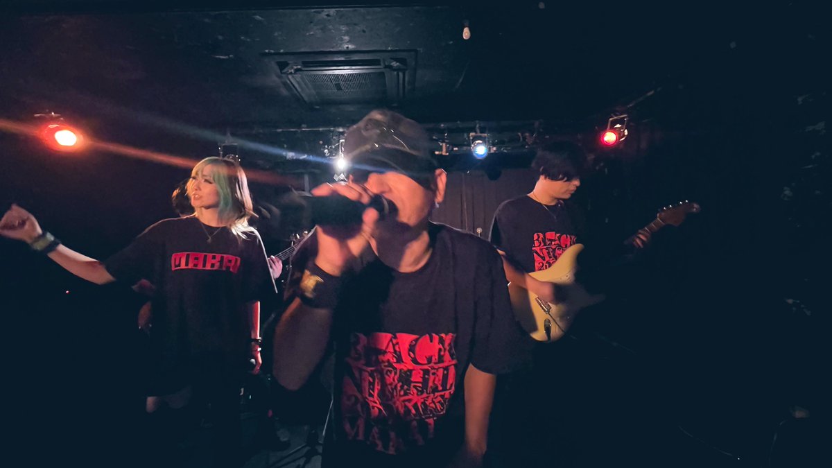 Luna_vxv's tweet photo. #THEMAKAI ~激情讃歌Ⅱ~に参戦"(ﾉ*>∀<)ﾉ

プレミアムチケットを購入して、全力で楽しんできた(。-∀-)ﾆﾔﾘ

✨️リハーサル見学
本番前に会えるのも嬉しかったし、メイクや衣装着る前のメンバーを見れるのってレア～⸜(* ॑꒳ ॑*  )⸝
最初から最後までリハを見学できて(1時間半w)、LIVEを1本観終わった感覚"(ﾉ*>∀<)ﾉ
リハ・本番と2倍楽しめた( 'ω' و(و " ♪ ( 'ω' و(و " ♪ ( 'ω' و(و " ♪

✨魔界Tシャツにメンバー全員のサイン
好きな魔界Tシャツを選べて、目の前でサインを書いてもらえて、めっちゃ嬉しかった～⸜(* ॑꒳ ॑*  )⸝
写真撮ったらアップする～(  ´꒳`*)人(*´꒳`  )ｲｴｰｲ

✨️先行入場券
プレミアムチケットにした最大の目的は、コレ( *˙ω˙*)و ｸﾞｯ!
前回は3列目位で観たから、最前列で楽しみたかった( 'ω' و(و " ♪ ( 'ω' و(و " ♪ ( 'ω' و(و " ♪
優先番号4番だったので、無事に最前列GETして『めっちゃ近い～♡』って、心の中でキャーキャーしてた(ﾉ≧ڡ≦)☆
写真を撮りながらLIVEを楽しむのは、舞台の時よりも忙しかったけど、最大限楽しめた～ꉂ🤣w𐤔

#魔界 #WBE