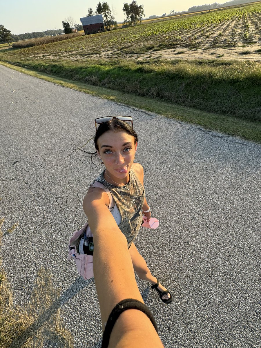thefarmergrayce's tweet photo. The walk back to the truck after a full day of harvest 👌🏼 https://t.co/jADyscJxj1