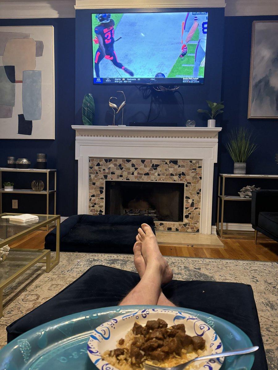 tpdbfrisbee's tweet photo. Beef Vindaloo and rice and football highlights. My wife is an awesome cook.
#SNFNBC https://t.co/KAgpeE15oP