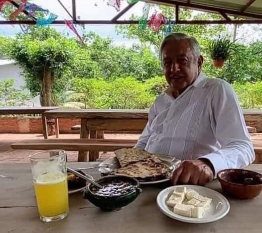 FreddyOliviery's tweet photo. Este es el rostro de alguien que sabe que hizo un gran trabajo. Con honestidad y gran amor al pueblo.

Sabe que dejó el país en buenas manos. Te lo mereces comandante 🫡 https://t.co/uJ3gg6RgEM