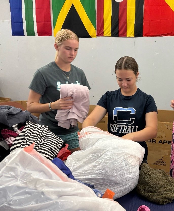 Our two Junior guards use their hands for more than just passing, shooting and throwing! Izzy Sholar and Avery Morgan spent time this weekend sorting clothes for Crossing ALL Borders Ministry to be a Champion in the Community 💙🫶👚👖 #ThreeCsChampion