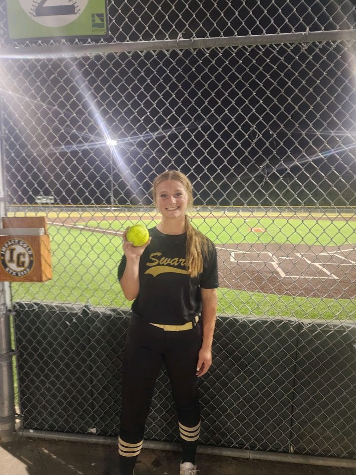 SwarmGold_G's tweet photo. 🚨🚨BOMB ALERT🚨🚨

This weekend, uncommitted @abbyvasser2025 played with the @swarm_wideman team in Little Elm. In the third game, she made a big impact with a three-run 💣.

#SwarmOn https://t.co/nPlGXvWJnh